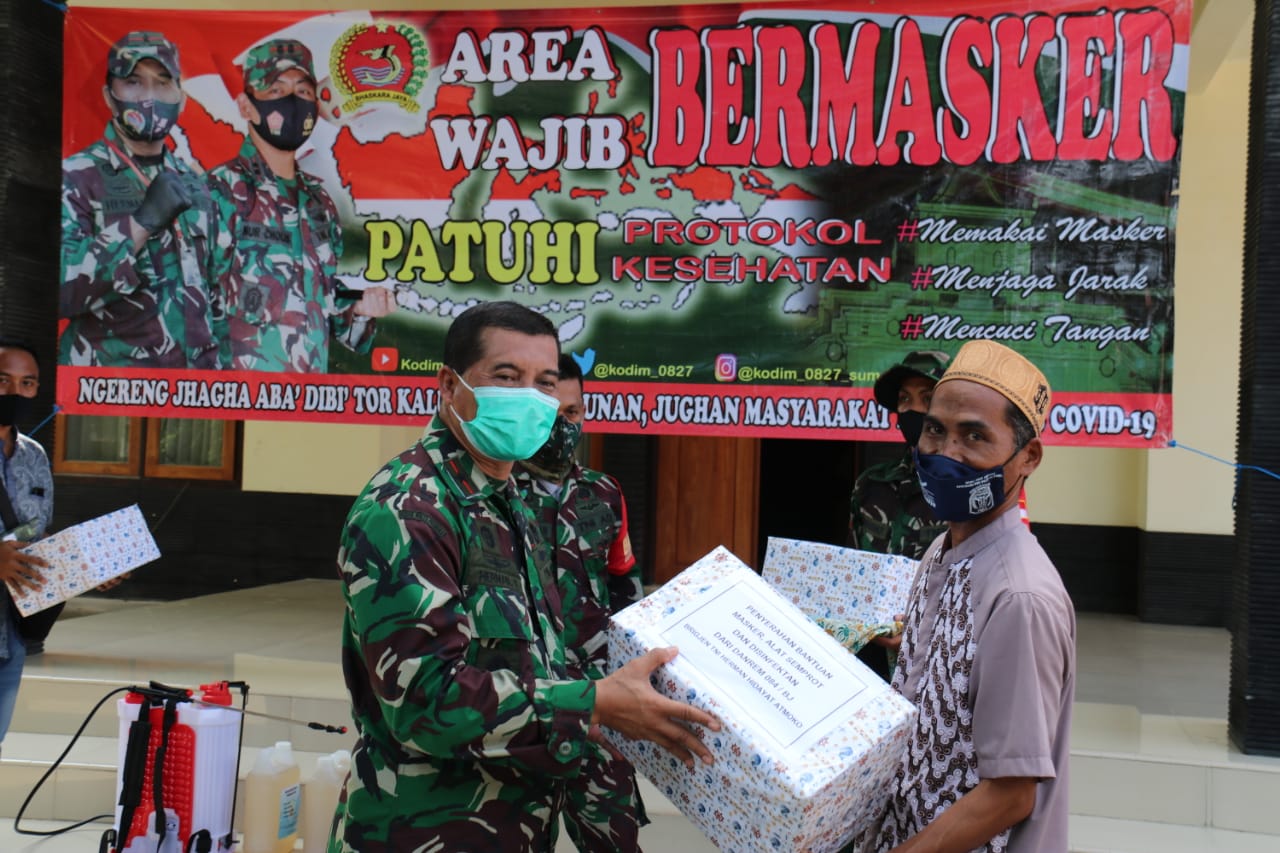 Danrem 084/BJ Brigjen TNI Herman Hidayat Eko Atmojo bersama Dandim 0827/Sumenep Letkol Inf Nur Cholis A.Md Bagikan Masker Dll
