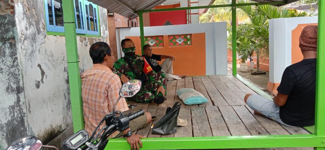 Babinsa Koramil 0827/19 Sapeken Kodim 0827/Sumenep Komsos Bersama Warga Binaan Babinsa Koramil 0827/19 Sapeken Kodim 0827/Sumenep Komsos Bersama Warga Binaan