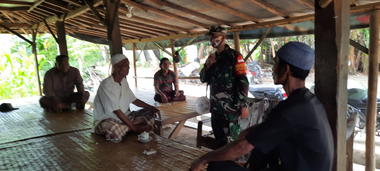 Babinsa Koramil 0827/05 Lenteng Sosialisasi Penegakan Disiplin Protokol Kesehatan Babinsa Koramil 0827/05 Lenteng Sosialisasi Penegakan Disiplin Protokol Kesehatan