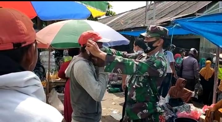Disiplin Protokol Kesehatan: Babinsa Koramil 0827/09 Peragaan Bantu Warga Pakai Masker Disiplin Protokol Kesehatan: Babinsa Koramil 0827/09 Peragaan Bantu Warga Pakai Masker