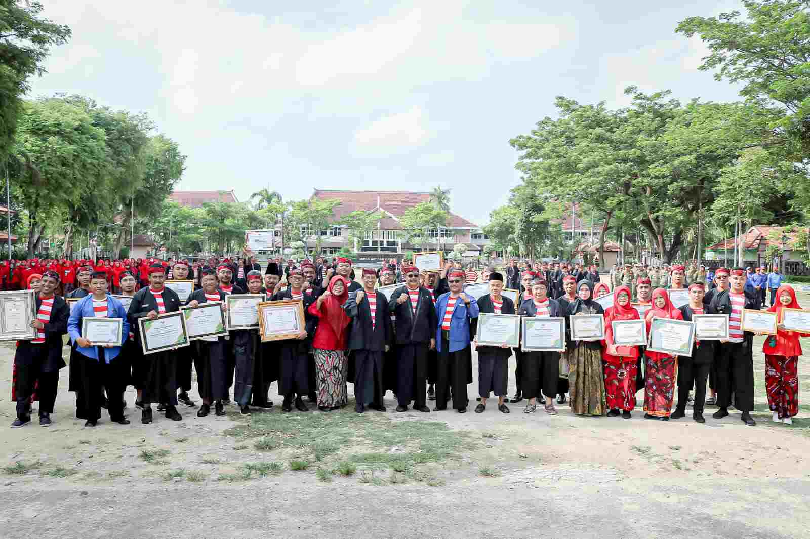 Pj Bupati Pamekasan Berikan Penghargaan untuk OPD Berprestasi
