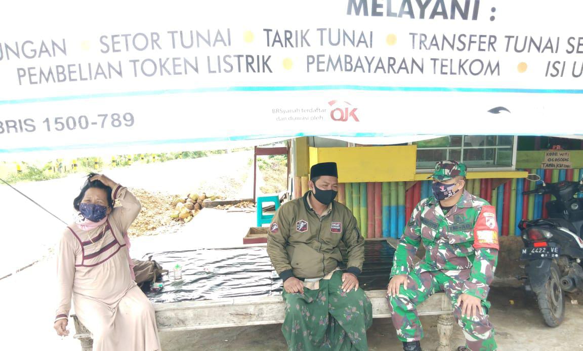 Babinsa Koramil 0827/16 Gapura Komsos Dengan Warga Binaan
