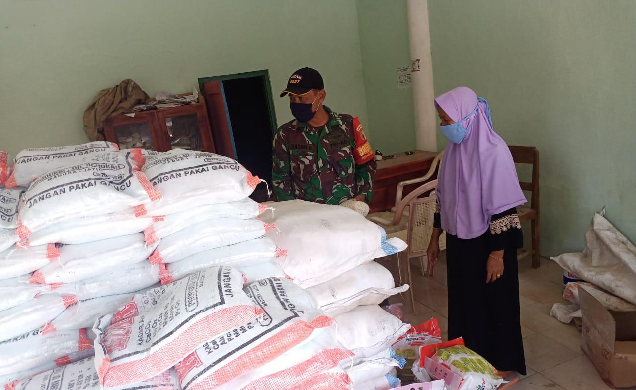 Babinsa Koramil 0827/16 Gapura Pantau Ketersediaan Pupuk Bersubsidi di Desa Longos