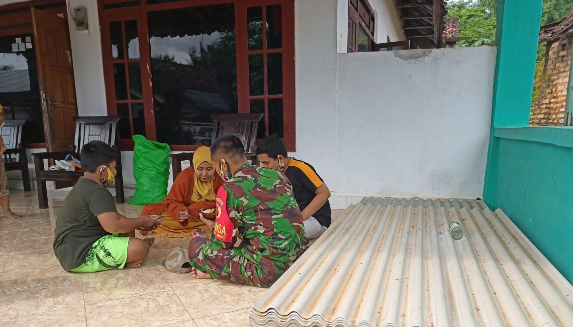 Babinsa Koramil 0827/16 Gapura Giat Komsos Di Rumah Warga Binaan
