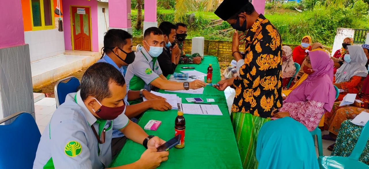 Babinsa Koramil 0827/12 Dasuk Kawal Penyaluran BST Dari Kemensos