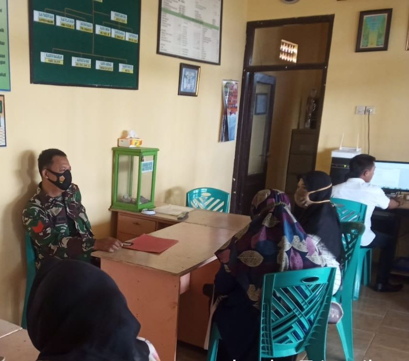 Babinsa Koramil 0827/01 Kota Komsos Bersama Aparatur Desa Batuan