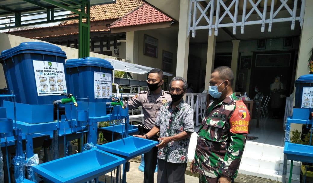 Babinsa Koramil 0827/01 Kota Giat Monitoring Penyaluran Tempat Cuci Tangan