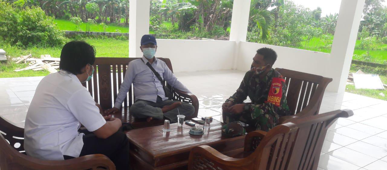 Babinsa Koramil 0827 /01 Kota Komsos di Kantor Desa Kebunan