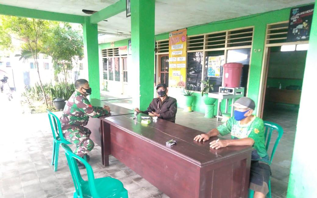 Babinsa Koramil 0827/01 Kota Giat Komsos Bersama Kades Pandian