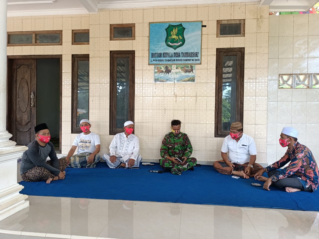 Babinsa Koramil 0827/13 Rubaru Komsos Dengan Masyarakat Desa Tambaksari