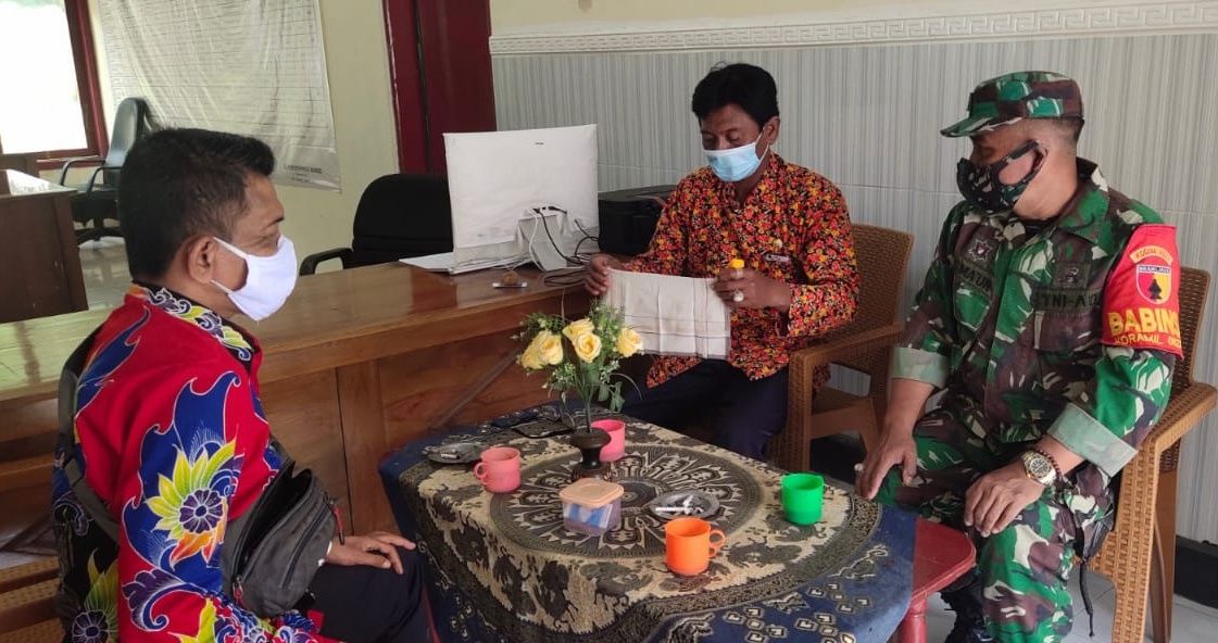 Babinsa Koramil 0827/20 Sapudi Komsos Soal Pentingnya Pakai Masker