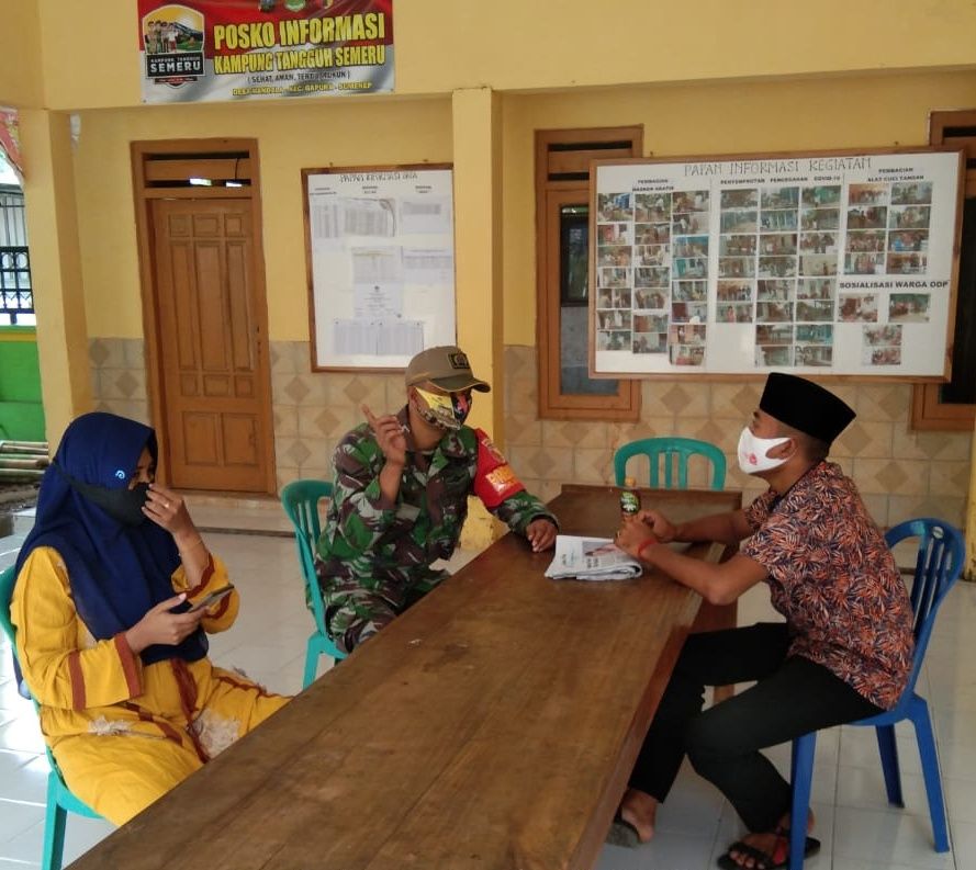 Babinsa Koramil 0827/16 Gapura Komsos Di Desa Grujukan