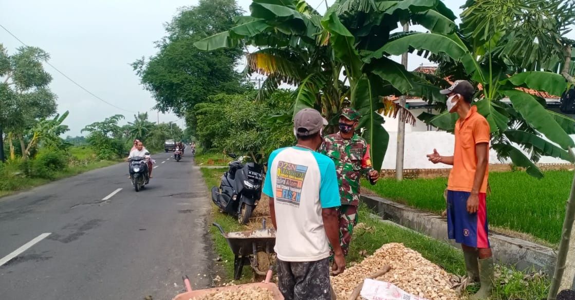 Babinsa Koramil 0827/16 Gapura Komsos Perbaiki Saluran Air Milik Warga Binaan Babinsa Koramil 0827/16 Gapura Komsos Perbaiki Saluran Air Milik Warga Binaan