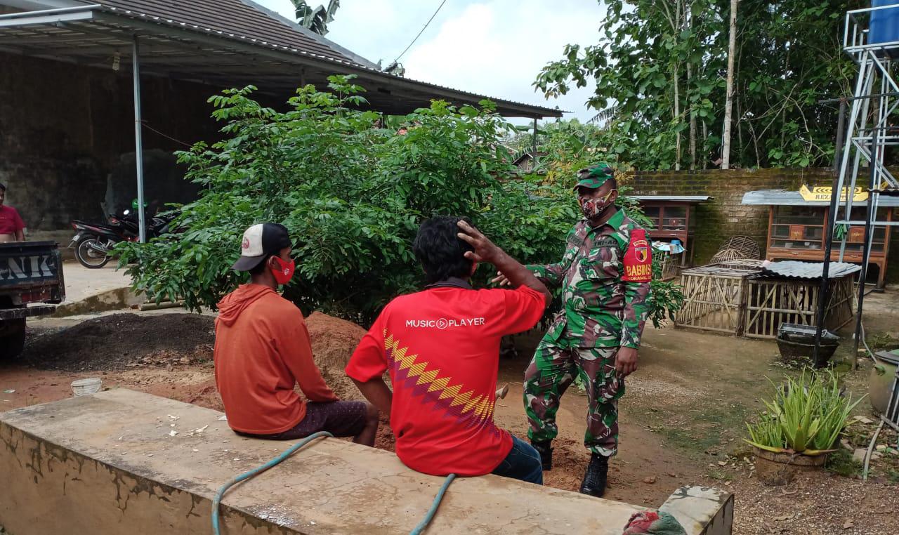 Babinsa Koramil 0827/16 Gapura  Komsos Di Desa Beraji