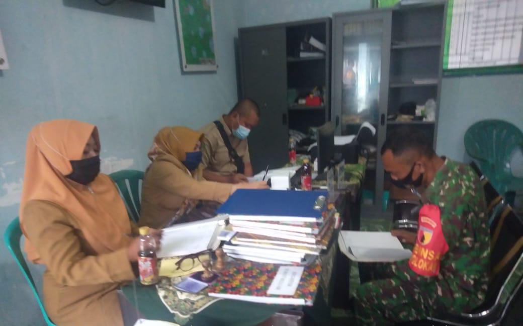 Babinsa Koramil 0827/01 Kota Komsos Di Kantor Desa Pamolokan Sumenep