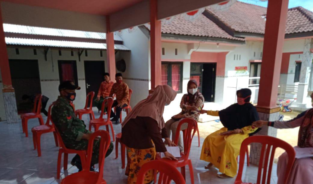 Babinsa Kodim 0827/04 Bluto Komsos Dengan Ibu PKK