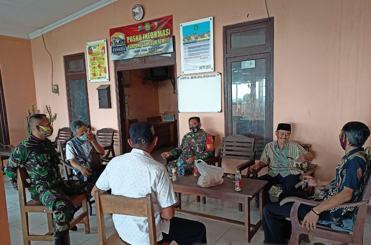 Babinsa Koramil 0827/16 Gapura Komsos Di Balai Desa Karang Budi