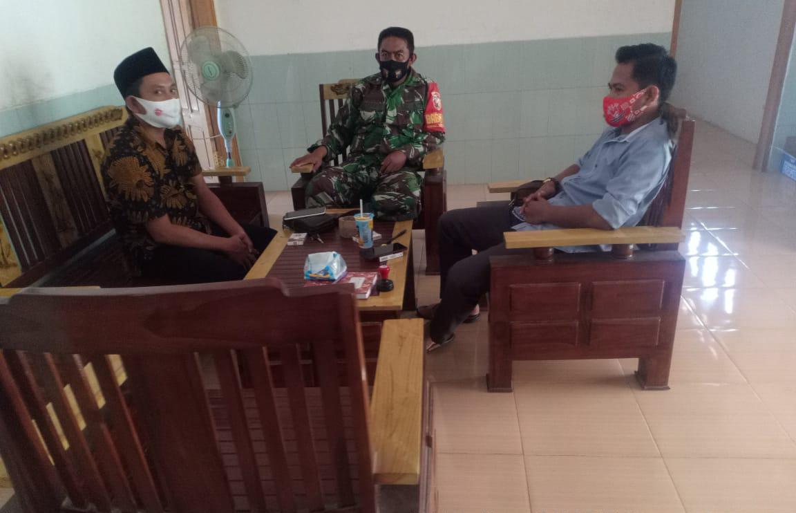 Babinsa Koramil 0827/16 Komsos Soal Prokes di Desa Binaan Babinsa Koramil 0827/16 Komsos Soal Prokes di Desa Binaan