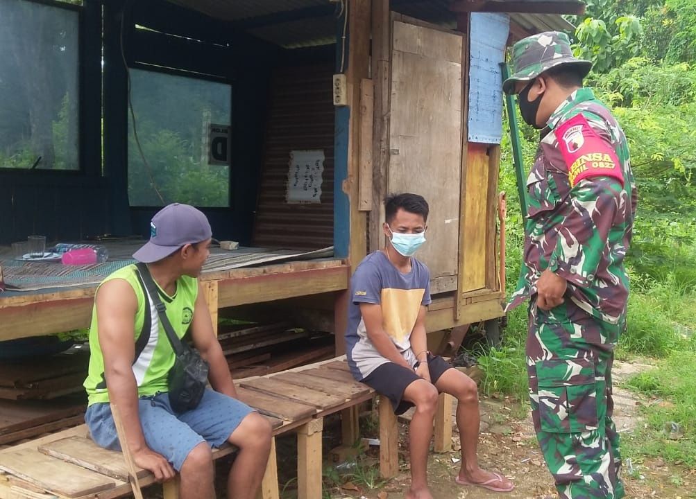 Babinsa Koramil 0827/06 Saronggi Komsos Soal Protokol Kesehatan