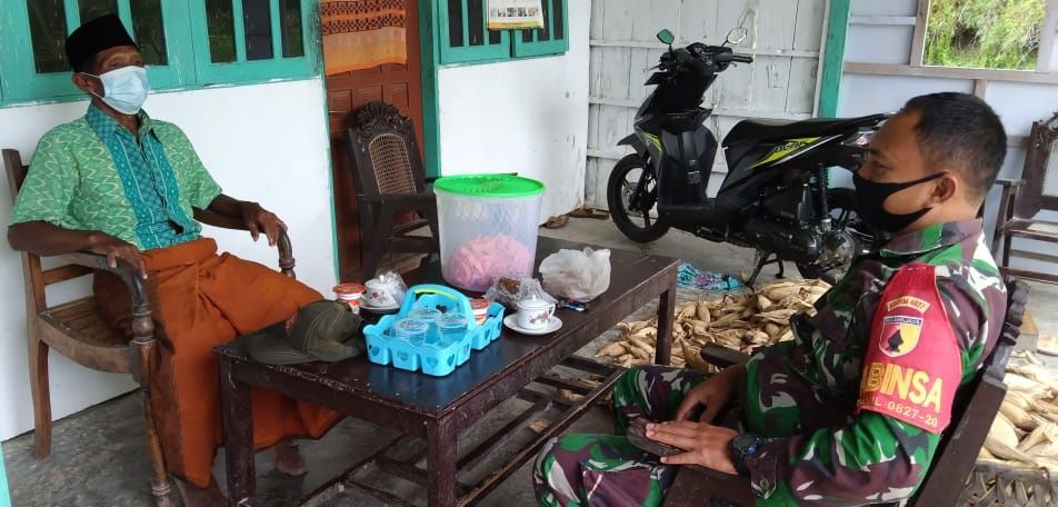Babinsa Koramil 0827/20 Sapudi Komsos Dengan Warga Binaan Babinsa Koramil 0827/20 Sapudi Komsos Dengan Warga Binaan