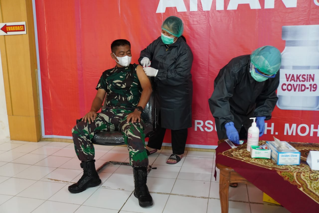 Dandim 0827 Sumenep Bersama Kapolres Lakukan Vaksin Tahap Kedua Dandim 0827 Sumenep Bersama Kapolres Lakukan Vaksin Tahap Kedua