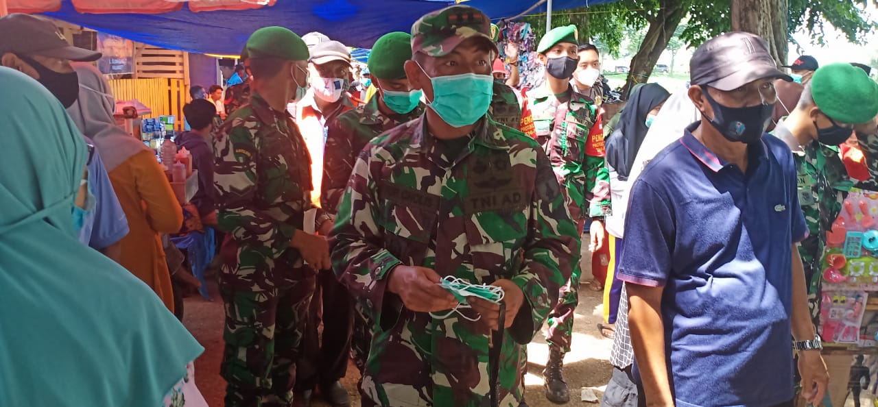 Dandim 0827/Sumenep Letkol Inf Nur Cholis dan Kapolres Bagi-Bagi Masker