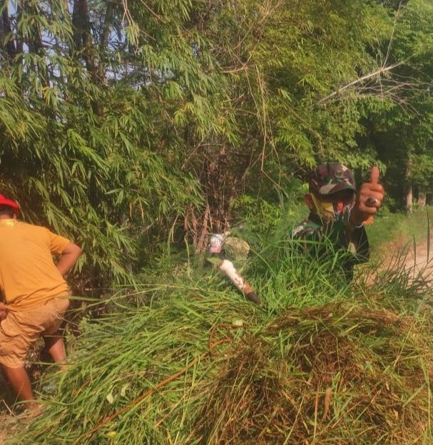 Babinsa Koramil Sapudi Ajak Warga Binaan Gotong Royong Bersihkan Fasum Babinsa Koramil Sapudi Ajak Warga Binaan Gotong Royong Bersihkan Fasum