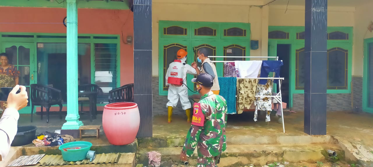 Danramil dan Kapolsek Batang-Batang Dampingi Anggota BPBD Penyemprotan Disinfektan