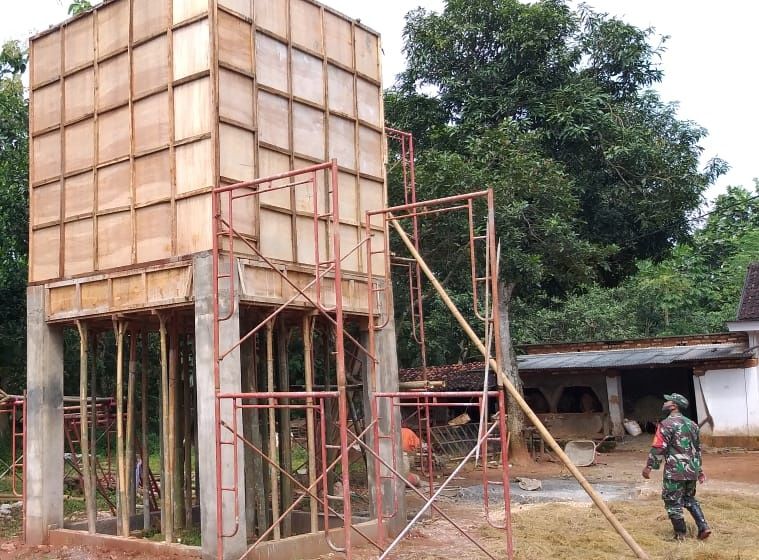 Babinsa Koramil Dasuk dan Satgas Pra TMMD 110 Sangat Antusias Bangun Tandon
