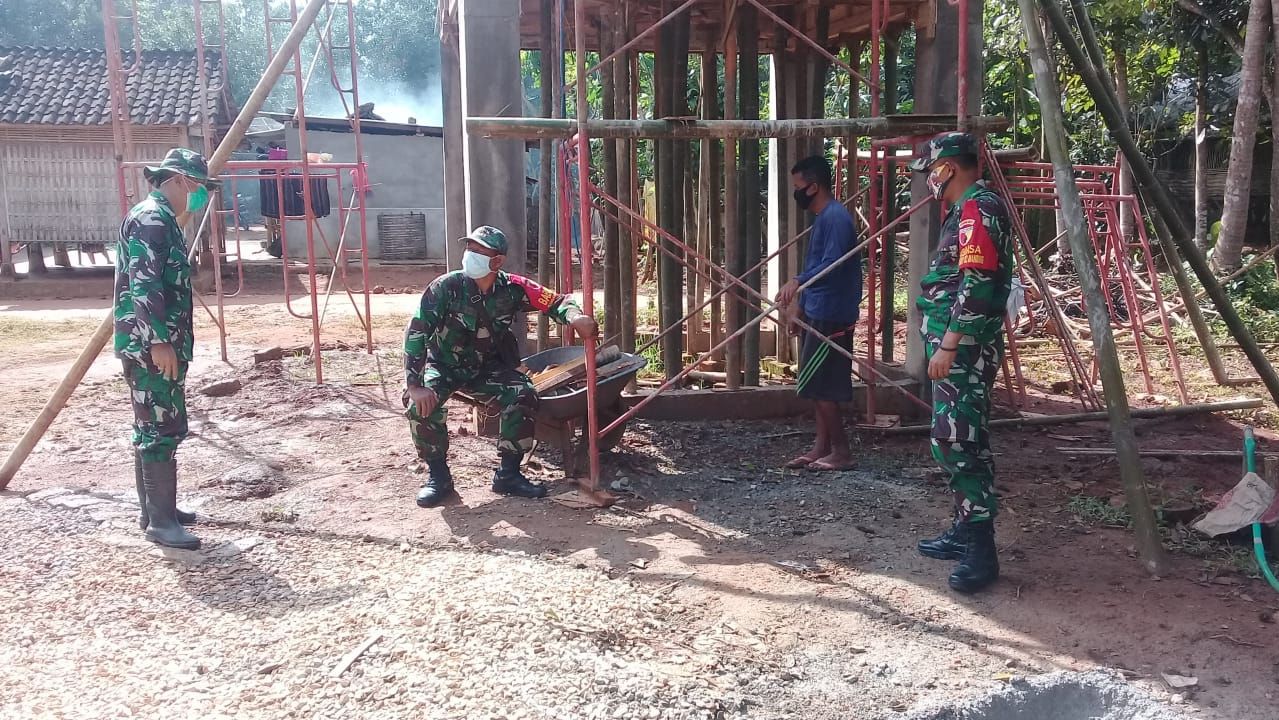 Prajurit TNI Berbaur Dengan Warga Desa Dasuk Laok Membangun Tandon Air Prajurit TNI Berbaur Dengan Warga Desa Dasuk Laok Membangun Tandon Air