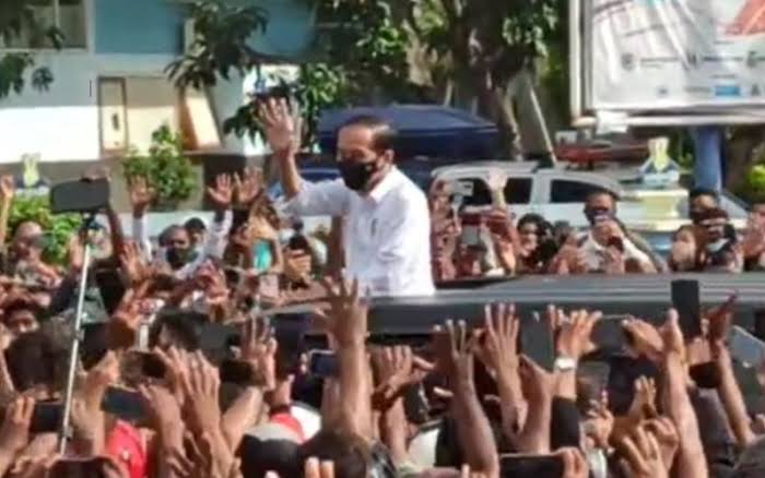 Kerumunan Jokowi di NTT Mirip HRS Pulang dari Arab, Istana Membela: Itu Spontanitas