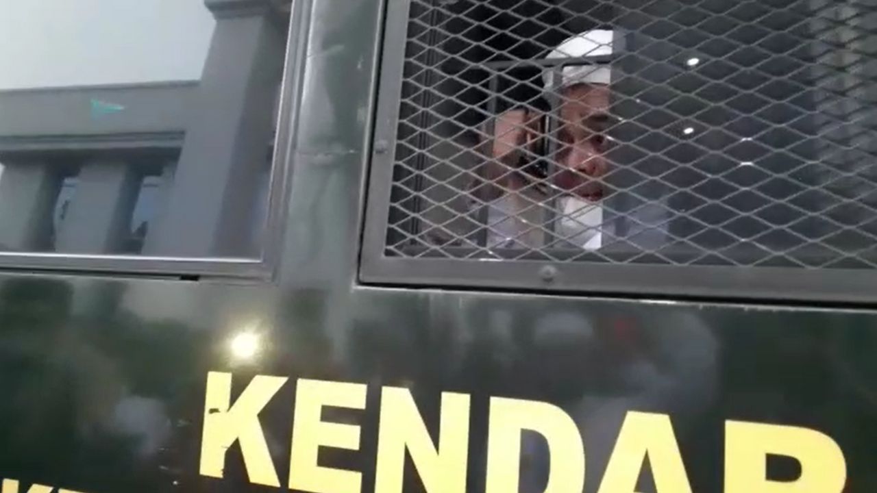 Selesai Sidang, Teriakan HRS dari Mobil Tahanan: Jangan Behenti Lawan Kezaliman! Selesai Sidang, Teriakan HRS dari Mobil Tahanan: Jangan Behenti Lawan Kezaliman!