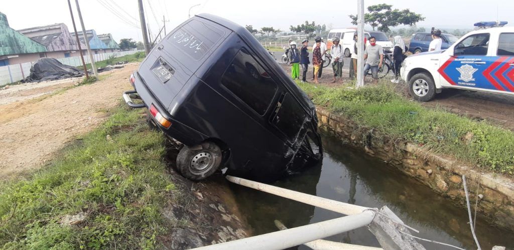 Mobil Carry Nyungsep di Nambakor Sumenep