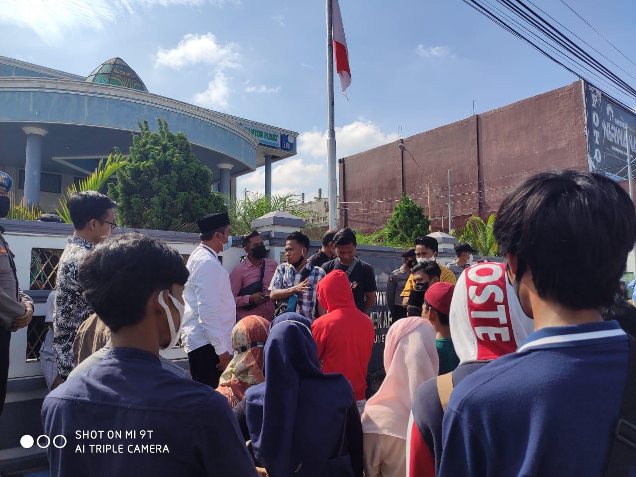 Kisruh Mobil Mewah Sekda, Mahasiswa Demo Bank BPRS Sumenep