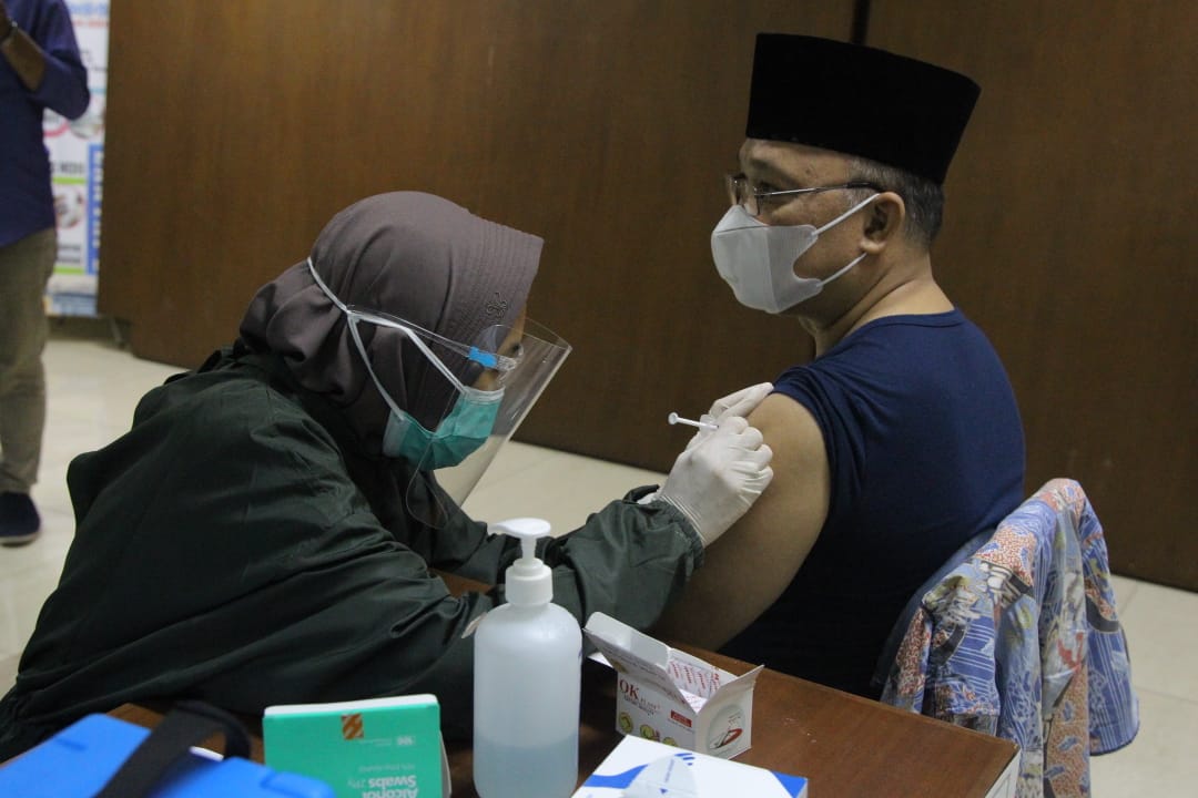 Ketum PPWI Wilson Lalengke Jalani Vaksinasi Tahap Pertama di Gedung DPD-RI