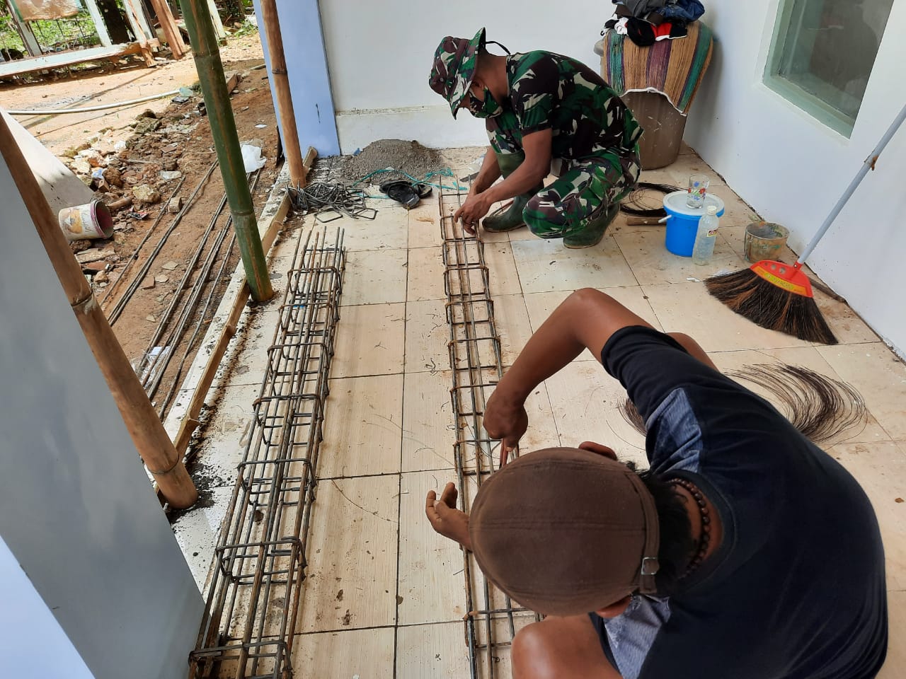Menilik Kemampuan Satgas TMMD Ke-110 Kodim 0827 Sumenep Dalam Merakit Besi