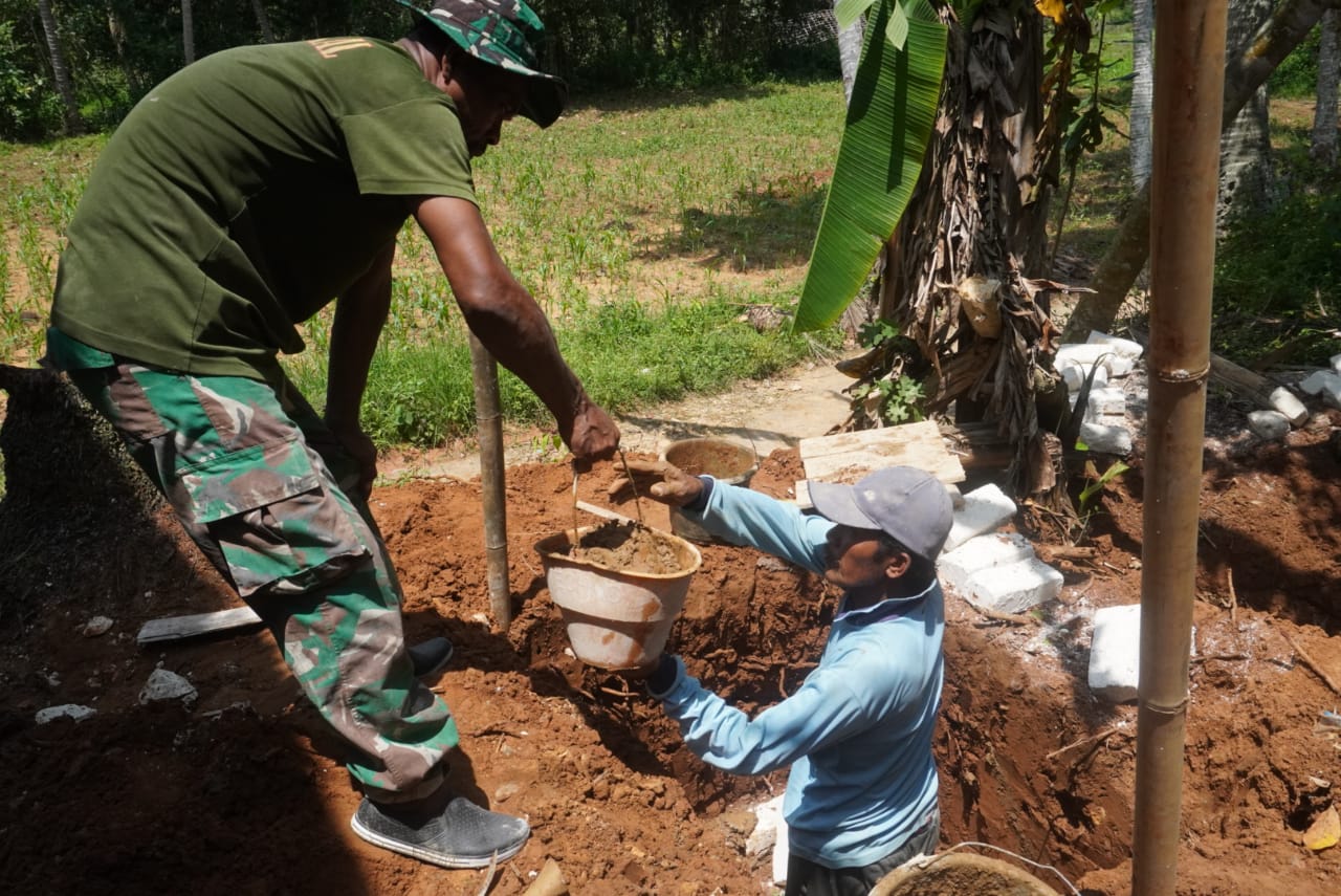 Satgas TMMD Kodim Sumenep, Bahu Membahu Gali Septic Tank