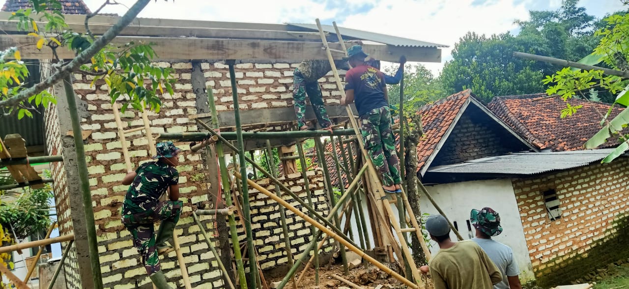 Satgas TMMD Bahu Membahu Pasang Atap MWK Bersama Warga Satgas TMMD Bahu Membahu Pasang Atap MWK Bersama Warga
