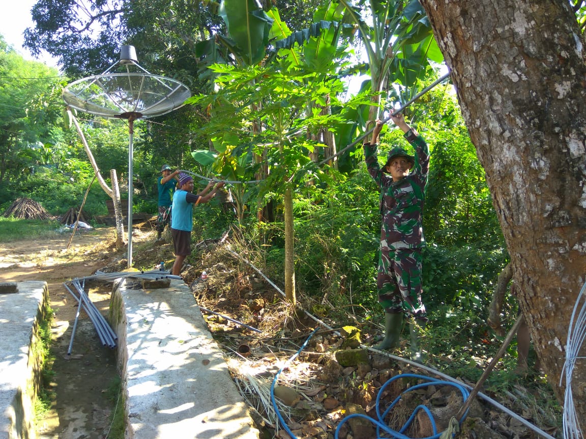 Serda Danang Bantu Warga Pasang Pipa Air Serda Danang Bantu Warga Pasang Pipa Air