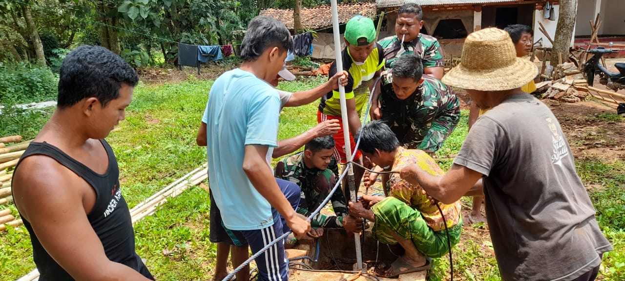 Satgas TMMD Pasang Sebel dan Pipa Bersama Warga