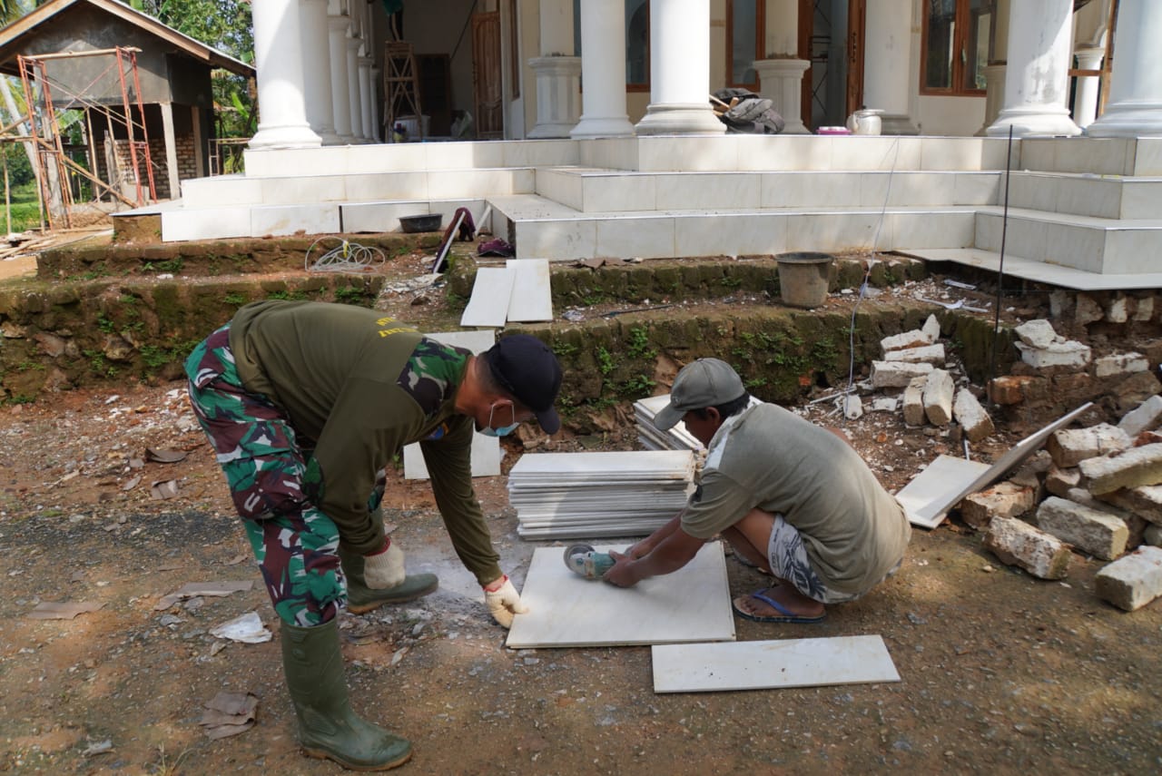Anggota Satgas TMMD Ke 110 Mahir Potong Keramik Anggota Satgas TMMD Ke 110 Mahir Potong Keramik