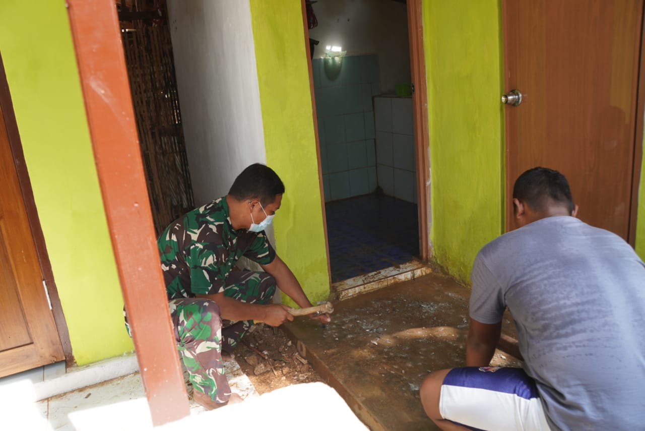 Pahat Lantai Untuk Pasang Keramik pada Kamar Mandi Mushola