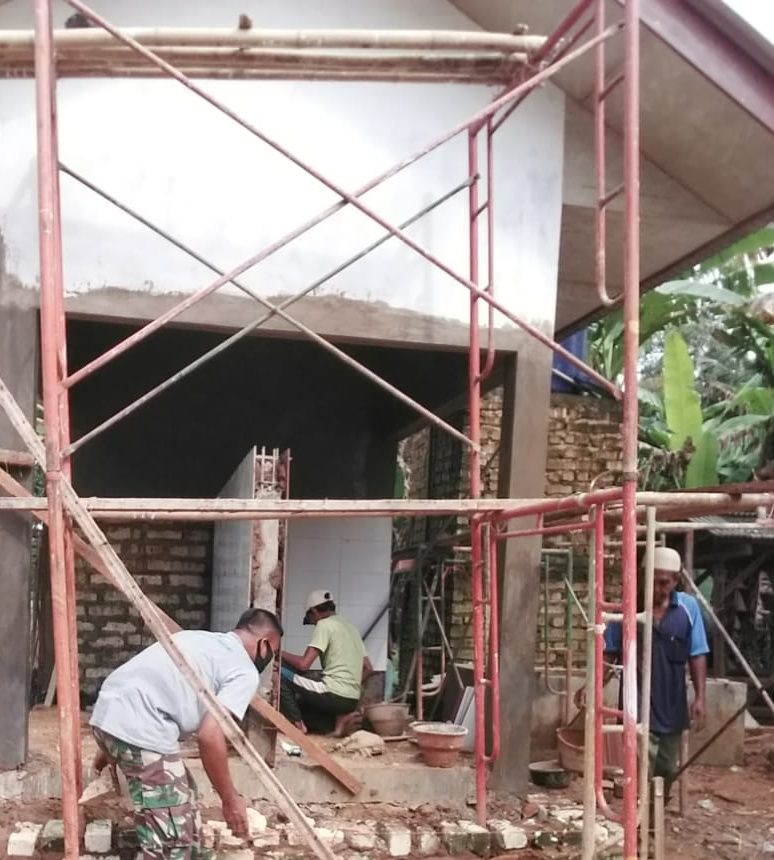 Satgas TMMD Ke 110 Kodim Sumenep Bantu Pasang Keramik MWK Masjid Satgas TMMD Ke 110 Kodim Sumenep Bantu Pasang Keramik MWK Masjid