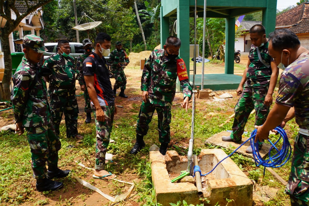 Pemasangan Tandon Air Oleh Satgas TMMD, Solusi kebutuhan Pokok warga Dasuk Laok Pemasangan Tandon Air Oleh Satgas TMMD, Solusi kebutuhan Pokok warga Dasuk Laok