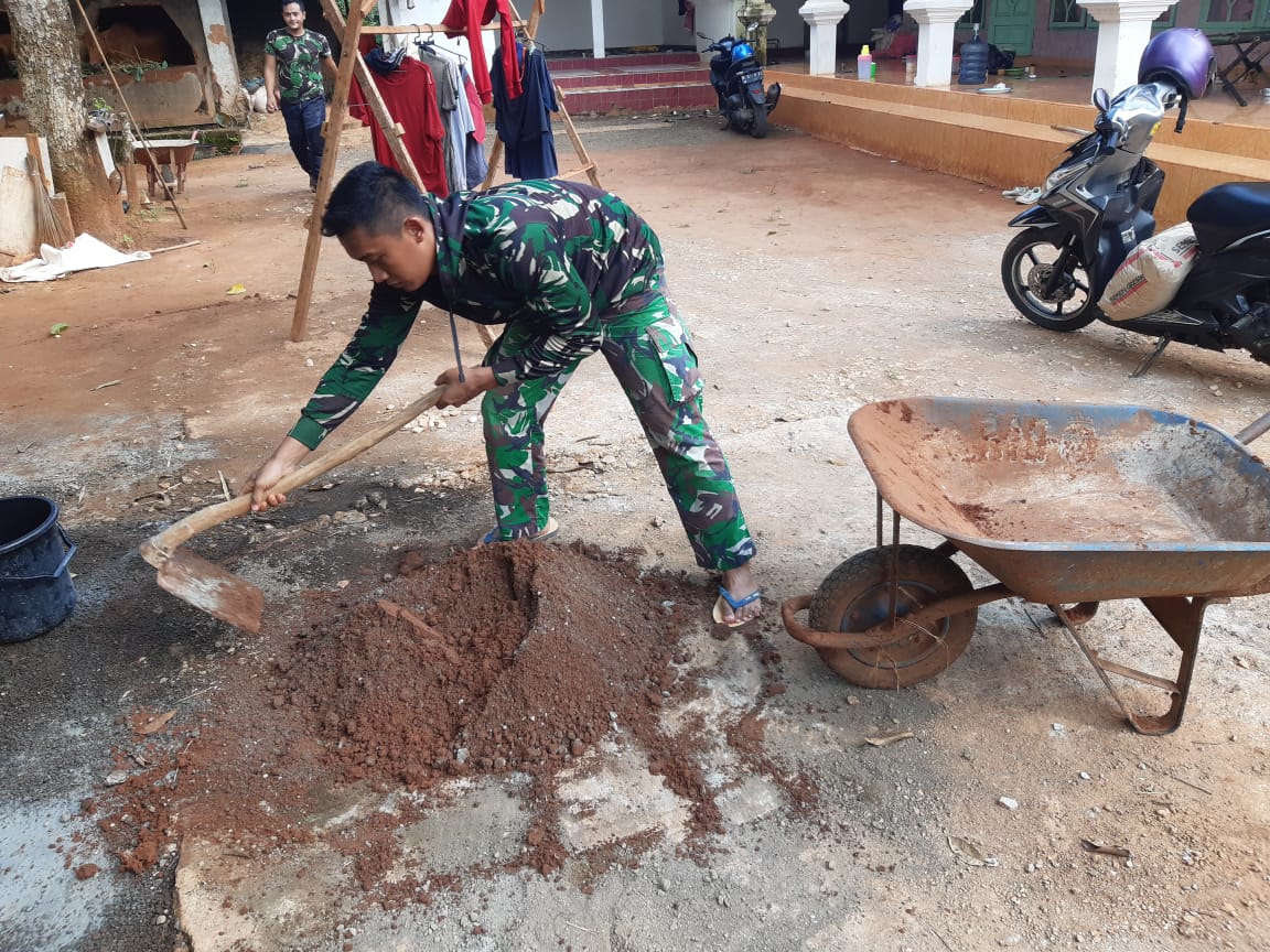 Rehab Rumah Warga Satgas TMMD Kodim Sumenep Racik Adukan Rehab Rumah Warga Satgas TMMD Kodim Sumenep Racik Adukan