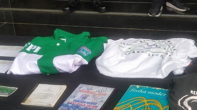 Polda Metro Pamerkan Barang Bukti Terduga Teroris di Condet-Bekasi: Baju FPI hingga Alumni 212