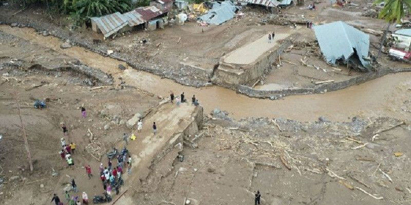 Subhanallah! 5 Jam Terseret Banjir NTT, Bocah Ini Bertahan di Batang Pohon