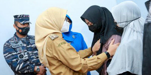 Dikunjungi Bupati Banyuwangi, 2 Istri Awak Nanggala-402 Tak Kuasa Menahan Tangis