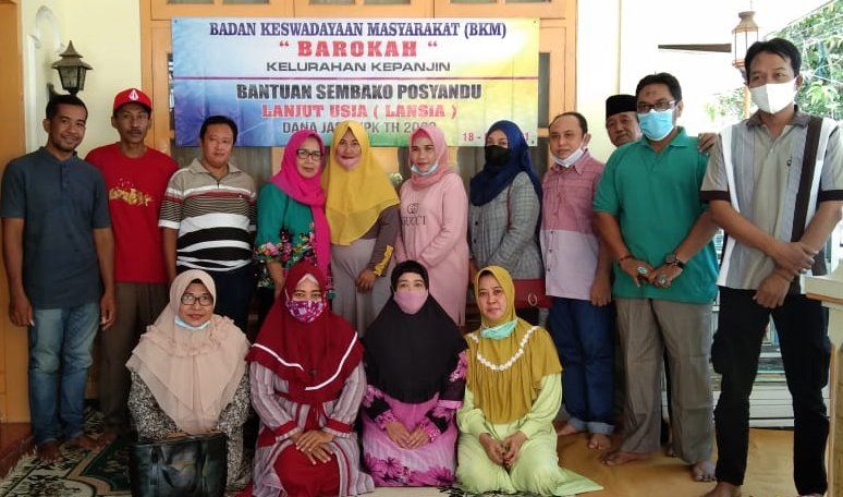 BKM Berkah Bagikan Sembako Kepada 80 Lansia