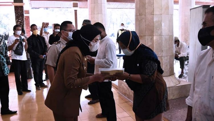 Bupati Indramayu Nina Agustina Bagikan 510 Sertifikat Tanah Gratis